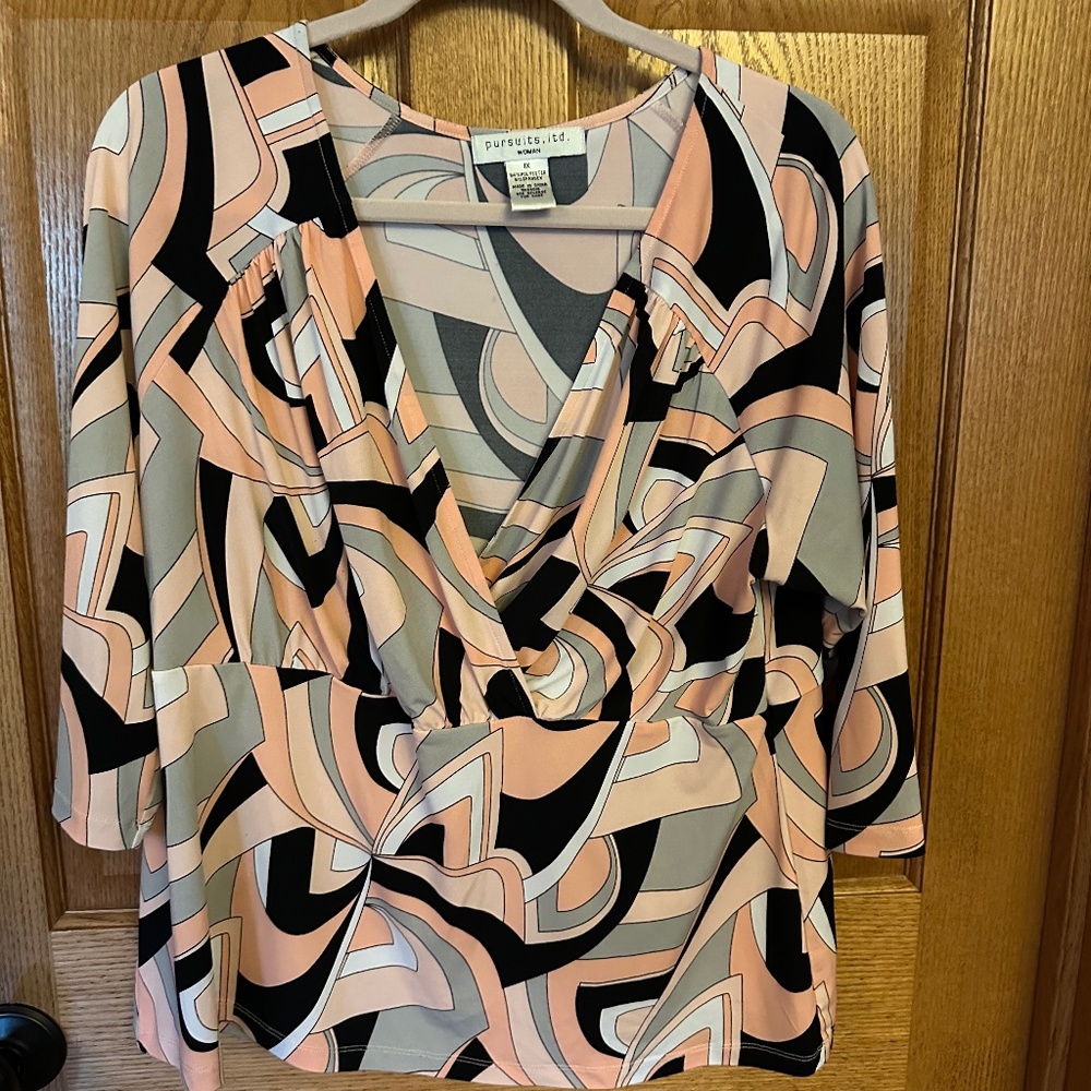Pursuits LTD Wrap Front White/Peach/Black/Gray V-Neck Top.  Size 1X
